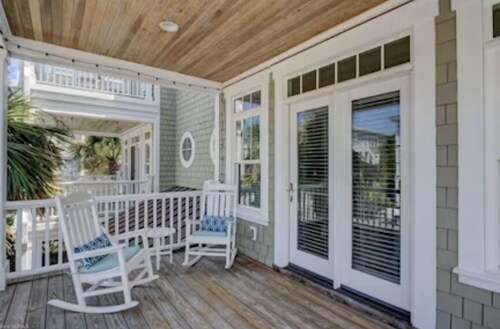 Charming 4-bedroom house in Wrightsville Beach; steps to beach; family friendly