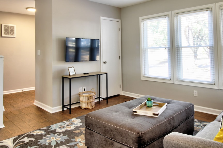 "Broken Arrow 3-bedroom Retreat Cozy, Family-friendly With Wifi & Ac!" - Broken Arrow, OK