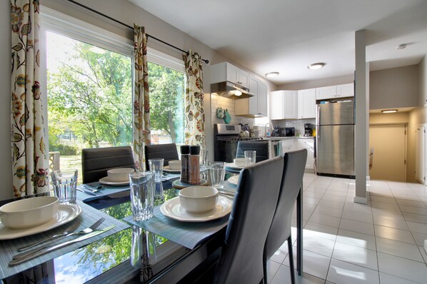 Een microgolfoven, een oven, een kookplaat, een vaatwasser