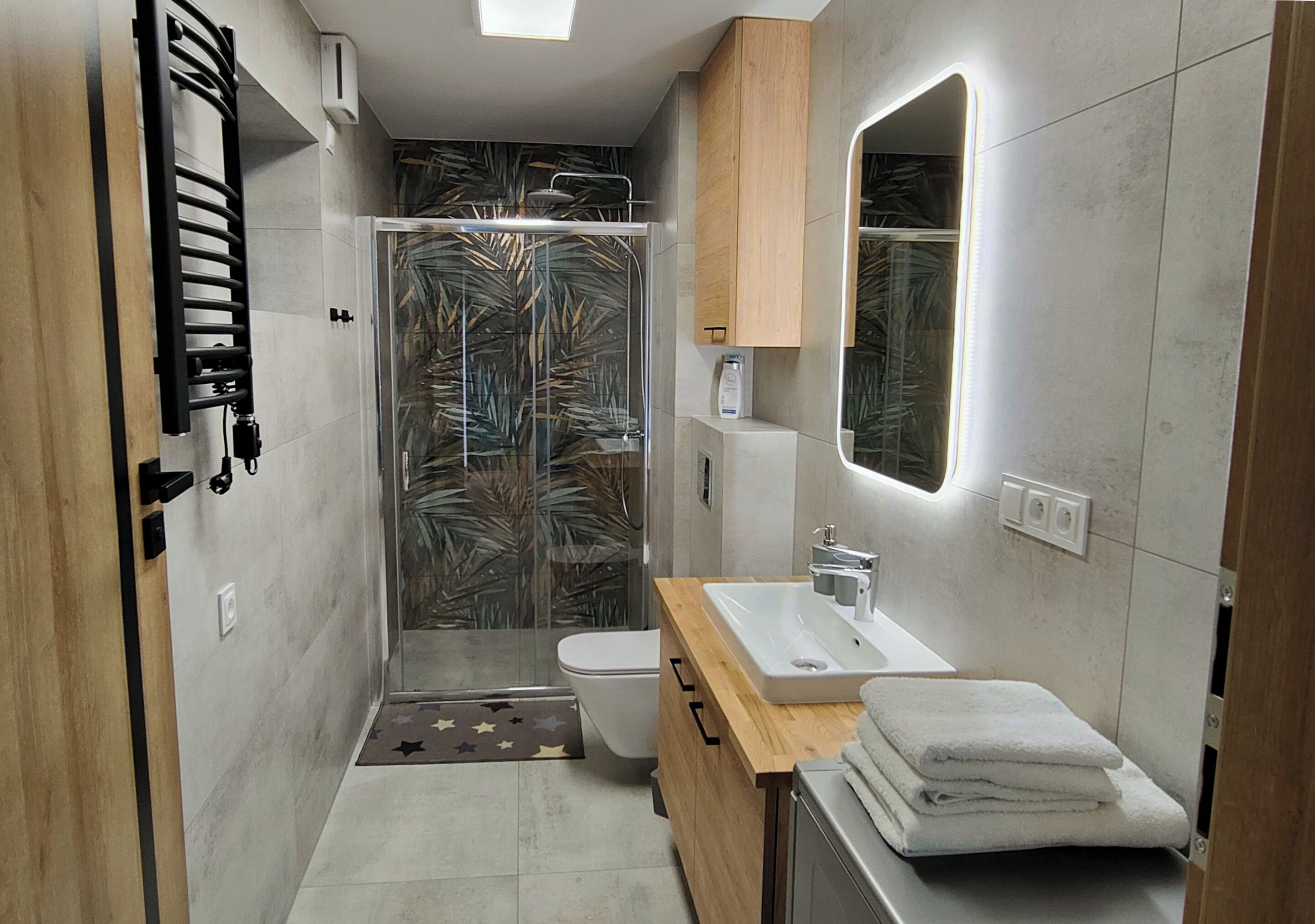 Douche, sèche-cheveux, serviettes fournies, savon