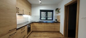 Kjøleskap, mikrobølgeovn, ovn og oppvaskmaskin