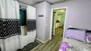 1 habitación, caja de seguridad en la habitación y escritorio