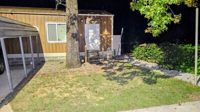 Quaint Backyard Tiny House 1-bedroom with Fire Pit, WiFi, in quiet Brundidge