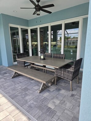 Outdoor dining - 3-bedroom house in charming Rotonda West On the Canal with Heated Saltwater Pool (Rotonda West)