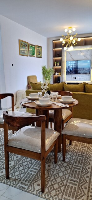 Dining - Chic 1-bedroom with WiFi heated pool, rooftop lounge and gym in fabulous Nairobi (Nairobi)