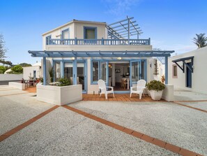 Outdoor dining - Poolside Waterfront - Orewa Oceanside Villa (Orewa)