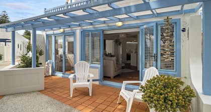 Poolside Waterfront - Orewa Oceanside Villa