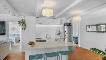 Refrigerador, microondas, lavavajillas y tostadora