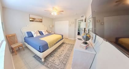 Naples Park Oasis - Cozy Two Bedroom Apartment