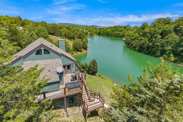 Beautiful lakefront living!