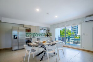 Apartment, 2 Queen Beds, Kitchen, Ocean View | Dining