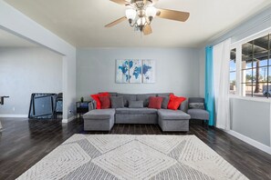 Smart TV - Spacious Home Near Tempe's Great Venues, Sleeps 8 (Tempe)