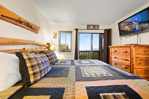3 bedrooms, iron/ironing board, WiFi, bed sheets - Rustic Mountain Condo With Scenic Views (Gatlinburg)