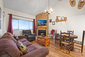 Tv, eldstad och bordsfotboll