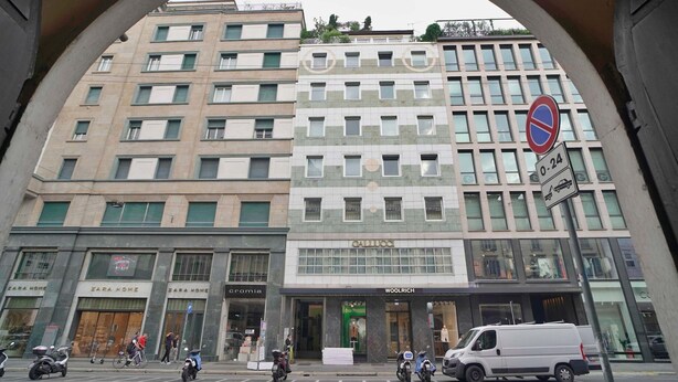 A multi-story building with retail stores on the ground floor, including Zara Home and Woolrich. - Centro Corso Venezia - Chic & Quiet Apartment in M (Milan)
