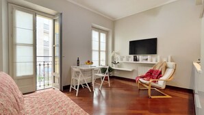 A room with a bed, a desk, a chair, a TV, and a window. - Centro Corso Venezia - Chic & Quiet Apartment in M (Milan)