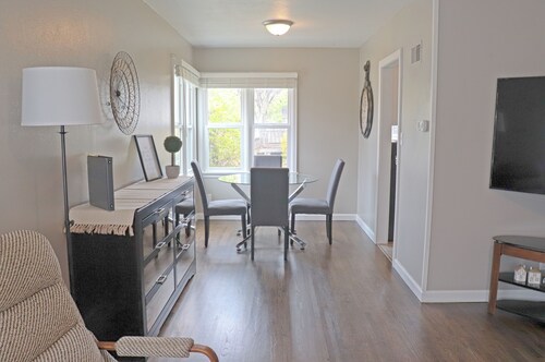 Cozy 2-bedroom apartment in Central Bismarck