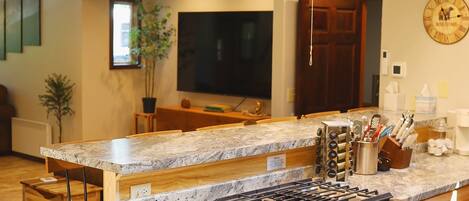 Réfrigérateur, four à micro-ondes, un four, surface de cuisson