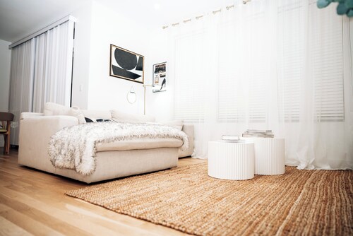 Charming 2-bedroom apartment in Wakefield with AC,