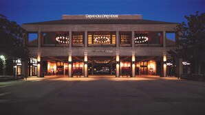 Ein großes, modernes Gebäude mit der Aufschrift "Grand Ole Opry House" oben.