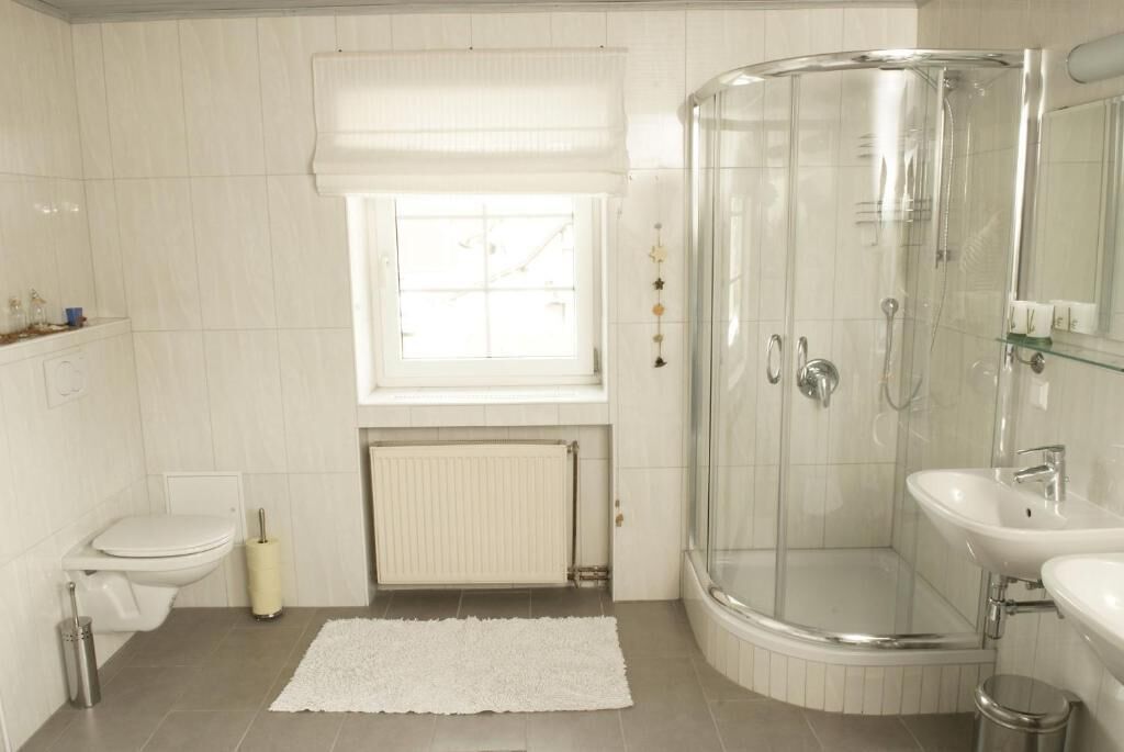 Haartrockner, Handtücher, Seife, Toilettenpapier