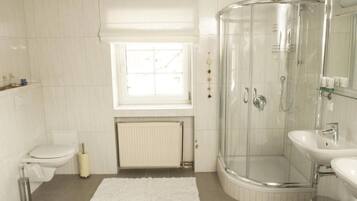 Haartrockner, Handtücher, Seife, Toilettenpapier