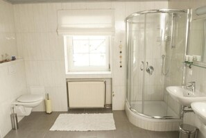 Hair dryer, towels, soap, toilet paper - Apartment Gerlitzenblick at the Silbersee (Villach)