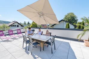 Outdoor dining - Apartment Gerlitzenblick at the Silbersee (Villach)