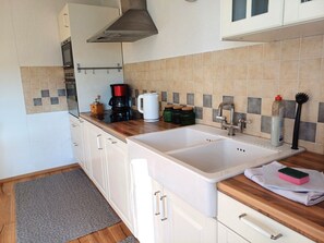 Fridge, microwave, oven, stovetop - Apartment Gerlitzenblick at the Silbersee (Villach)