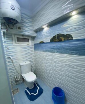 Shower, towels, soap, toilet paper - Apartment with Sea View (Alexandria Governorate)