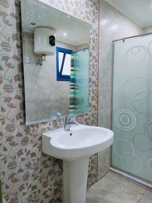 Ducha, toallas, jabón y papel higiénico