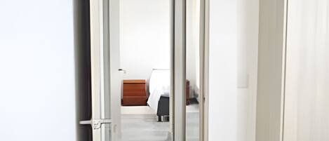 2 slaapkamers, een strijkplank/strijkijzer, internet, beddengoed
