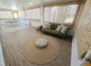 Smart TV, music library - Charming home in the heart of the Joshua Tree forest! Relax High Desert style. (Yucca Valley)