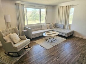 Smart TV, music library - Charming home in the heart of the Joshua Tree forest! Relax High Desert style. (Yucca Valley)