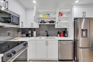 Refrigerador, microondas, horno, placa de cocina