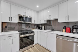 Een koelkast, een microgolfoven, een oven, een kookplaat