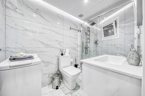 Shower, hair dryer, towels, soap - THE STAR OF ATHENS  (Athina)