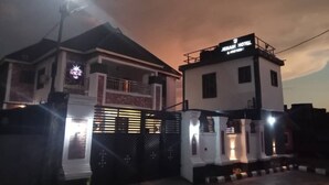 Un hôtel avec une enseigne indiquant « Hôtel Jemaal et appartements ».