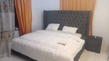 Basic Room | Laptop workspace, free WiFi