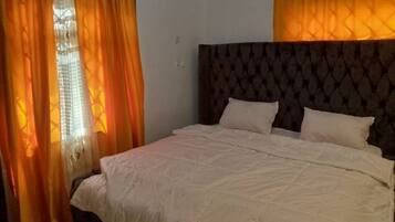 Basic Room | Laptop workspace, free WiFi