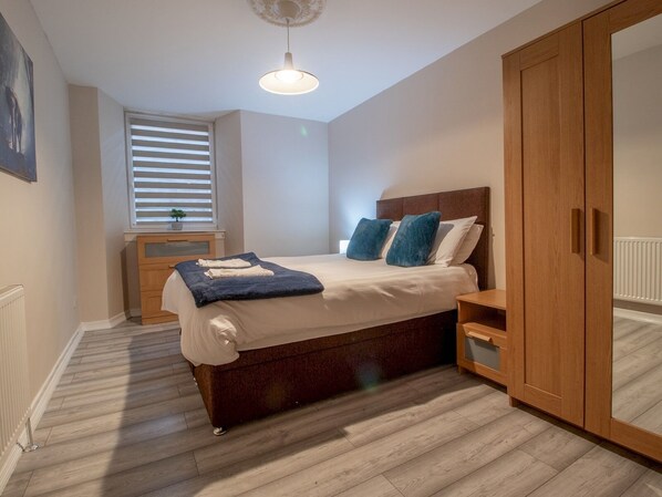 3 bedrooms, iron/ironing board, travel cot, free WiFi - City Gem Main Door & Parking - Pass the Keys (Glasgow)