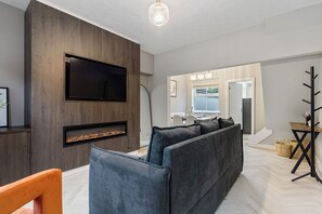 Televisie en een open haard