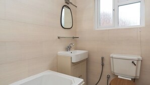 House | Bathroom | Shower, towels - Luxurious 4-bed Retreat in London (London)