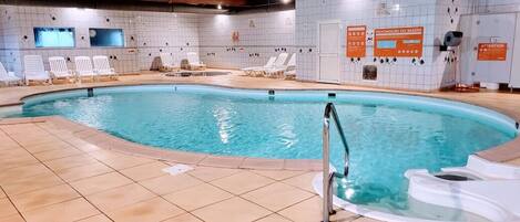 Piscine intérieure, piscine extérieure