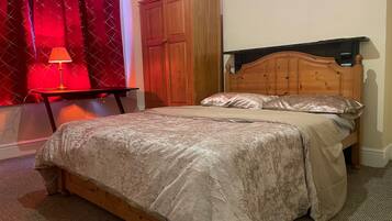 House | 4 bedrooms, free WiFi, bed sheets