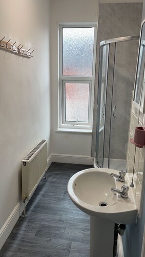 House | Bathroom | Shower, towels