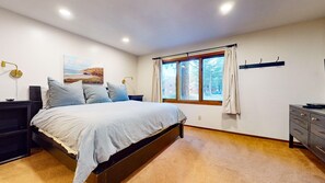 3 bedrooms, WiFi, bed sheets - NEW! Woodlands #40 (3-Bedroom Condo) with Pool - Pets Allowed (Mammoth Lakes)