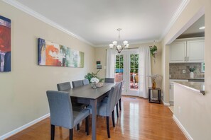 Dining - Spacious Entire Home in delightful Lanham, close to Washington DC (Lanham)