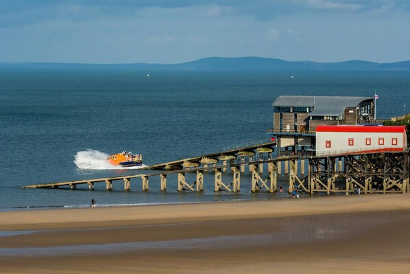 Beach nearby - Little Harbour View, Tenby (Tenby)