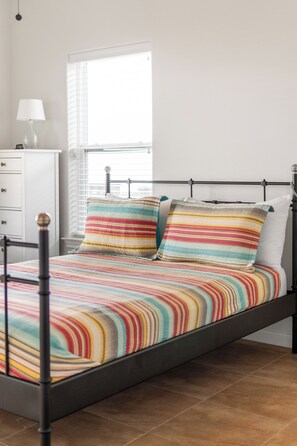 4 chambres, fer et planche à repasser, Wi-Fi gratuit, draps fournis